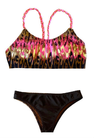 Bikini tipo top estampado de color marrón, rosa y dorado Braguita tipo culote marrón por delante y estampado por detrás. Es muy extremado por su forma y color.