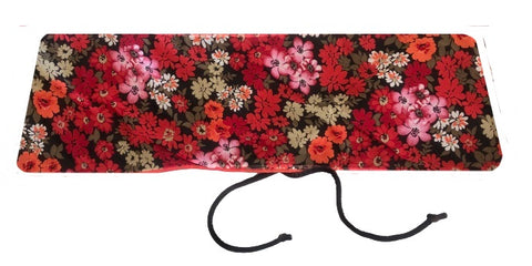 Banda elástica de tul estampado tipo top de flores rojas y rosas con fondo negro. Las cintas son de terciopelo marrón. Talla única