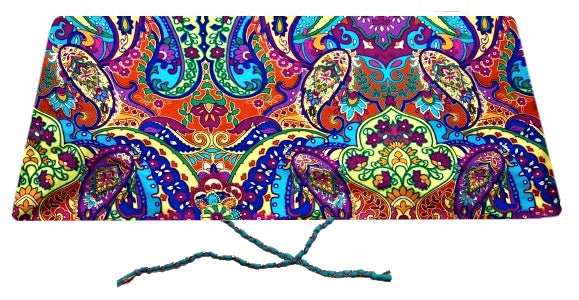 Banda elástica de crepé estampado paisley con tonos anaranjados, lilas y oro.