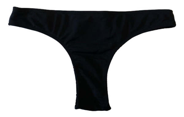 Bikini de cortina negro con laminado negro metalizado con cintas trenzadas a mano. Braguita brasileña del mismo tejido por delante y negro por detrás.