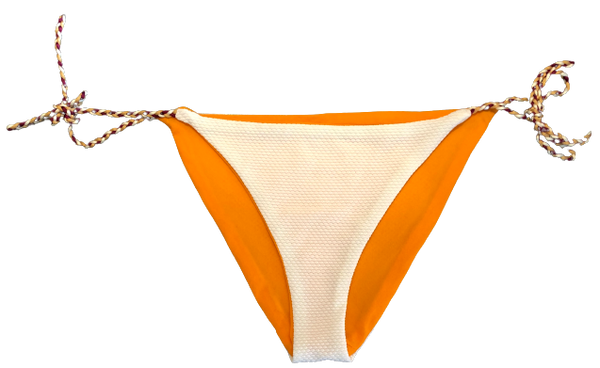 Bikini de cortina con cinta trenzada elástica. Braguita de triángulo de tejido elástico de piqué blanco.  Las cintas de la braguita a juego no son elásticas.