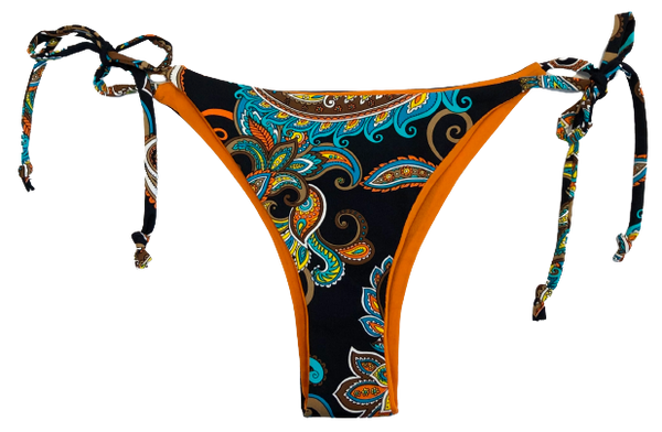 Bikini de cortina estampado Paisley negro. Braguita brasileña triangular del mismo estampado por delante y negro por detrás. Las cintas son a juego con el estampado.