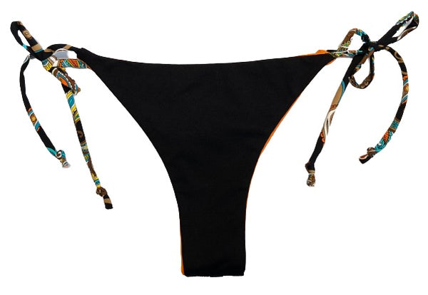 Bikini de cortina estampado Paisley negro. Braguita brasileña triangular del mismo estampado por delante y negro por detrás. Las cintas son a juego con el estampado.