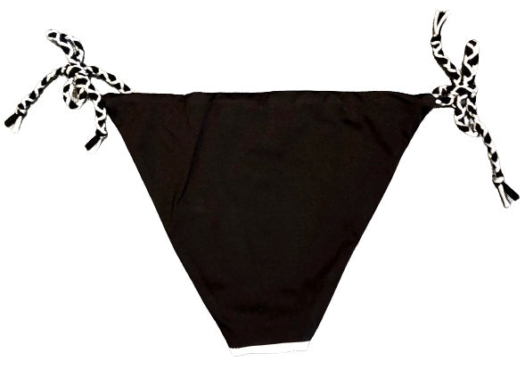 Bikini de cortina de piqué estampado a rayas blancas y negras.  Braguita triangular del mismo estampado por delante y negra por detrás.