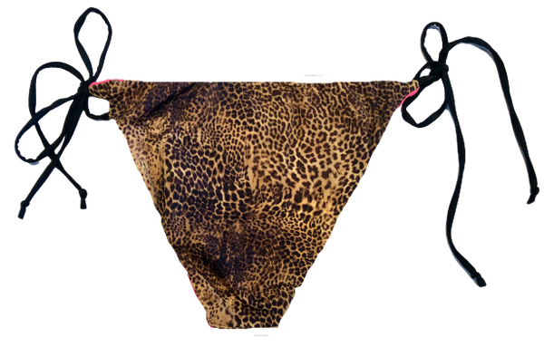 Bikini triangular de cortina animal print con cintas elásticas negras. La braguita triangular del mismo estampado atada con cintas a juego.