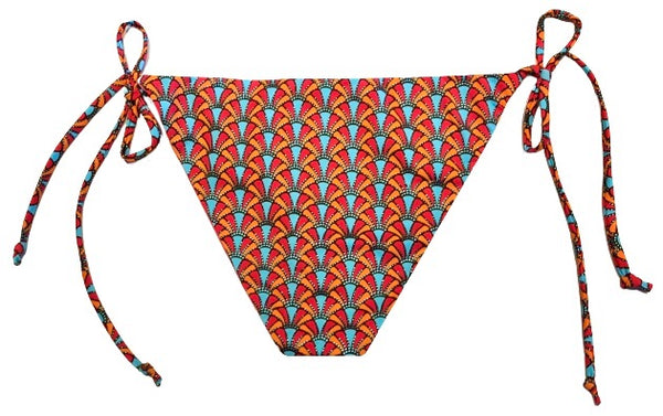 Bikini bandeau con estampado geométrico con motivos metalizados en tonos rojos, naranjas y azules.  Braguita triangular rojo por delante y el mismo estampado que la parte de arriba por detrás.