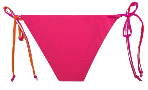 Bikini bandeau con estampado de rayas metalizadas plata en tono rojo, naranja, fucsia y rosa.  Braguita triangular fucsia.