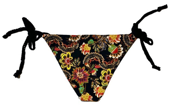 Bikini bandeau de crochet negro. Braguita triangular estampada por delante y detrás con estampado de flores y fondo negro.