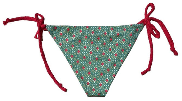 Bikini bandeau de crochet rosa fucsia. Braguita triangular estampada por delante y detrás con estampado de flores verde, fucsia y oro.