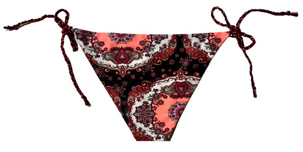 Bikini triangular con estampado étnico rosa y granate. Braguita triangular con la parte de delante granate y la de atrás del mismo estampado. Cintas combinadas tricolor trenzadas a mano, de terciopelo marrón y del mismo estampado.