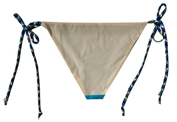 Bikini bandeau estampado geométrico con detalles metalizados. Braguita triangular azul por delante y crudo por detrás a juego.