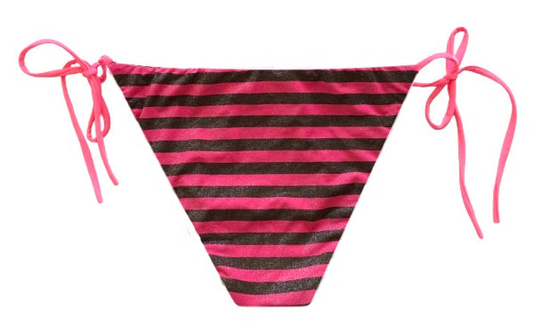 Bikini bandeau estampado a rayas de lurex rosa y marrón. Braguita triangular fucsia por delante y estampado por detrás. Las cintas del top son elásticas fucsia.