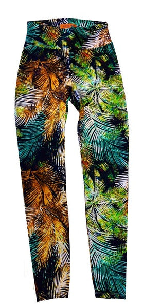 Conjunto de yoga elástico estampado hojas selva. Pantalón legging alto y camiseta larga.