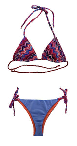 Bikini de cortina estampado imitación tejido. Braguita brasileña triangular lila por delante y berenjena por detrás.