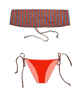 Bikini bandeau con estampado geométrico con motivos metalizados en tonos rojos, naranjas y azules.  Braguita triangular rojo por delante y el mismo estampado que la parte de arriba por detrás.