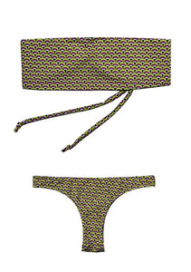 Bikini bandeau estampado geométrico lila y pistacho. Braguita brasileña estampada por delante y lila por detrás.