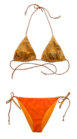 Bikini de cortina estampado geométrico naranja y oro. Braguita triangular naranja por delante y estampada por detrás. Las cintas no elásticas están tejidas a mano.